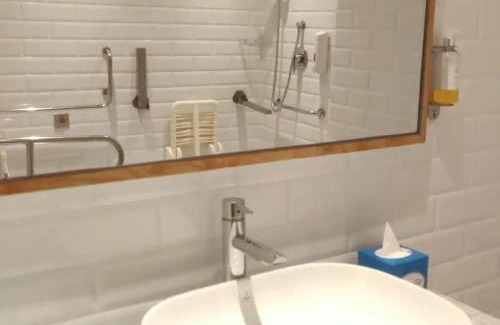 Prahlad Nagar Hotel | Comfortable Stay at Holiday Inn Express Ahmedabad Prahlad Nagar