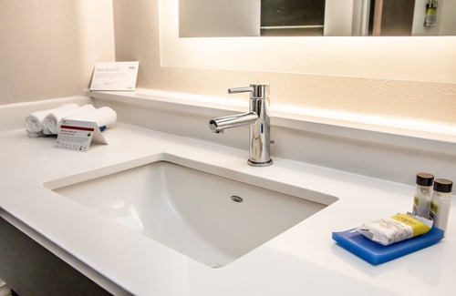 Allentown Hotel | Delightful Holiday Inn Express Allentown North: Guest Rated 9/10