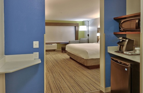 Broomfield Hotel | Discover Holiday Inn Express Broomfield with Pool and Spa