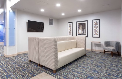 Lincoln Hotel | Top-Rated Holiday Inn Express & Suites Lincoln - Relaxing Amenities