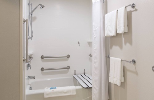 Lincoln Hotel | Top-Rated Holiday Inn Express & Suites Lincoln - Relaxing Amenities