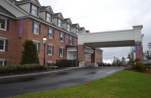 Merrimack Hotel | Discover Holiday Inn Express & Suites Merrimack with Ocean Views