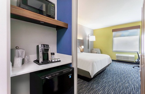 Miramar Hotel | Inviting Holiday Inn Express & Suites Miramar: Top Amenities Await