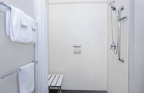Miramar Hotel | Inviting Holiday Inn Express & Suites Miramar: Top Amenities Await