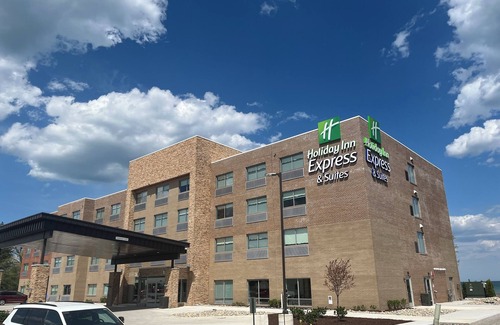 Oscoda Hotel | Inviting Holiday Inn Express & Suites Oscoda with Pool Access