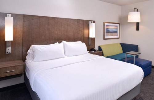 Benton Hotel | Pet-Friendly Retreat at Holiday Inn Express Bryant