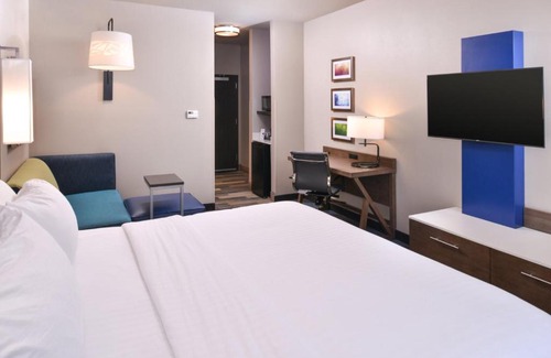 Benton Hotel | Pet-Friendly Retreat at Holiday Inn Express Bryant