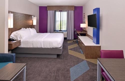Benton Hotel | Pet-Friendly Retreat at Holiday Inn Express Bryant