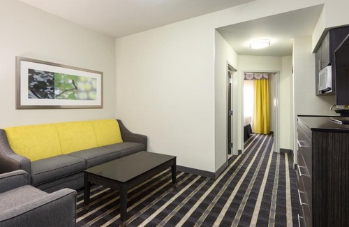 Norman Hotel | Convenient Holiday Inn Express & Suites Norman with Pool Access