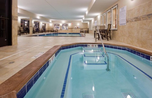 Helena Hotel | Discover Holiday Inn Express and Suites Helena with Pool & Views