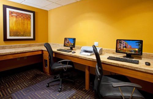 Davie Hotel | Relax at Holiday Inn Express Fort Lauderdale Airport West