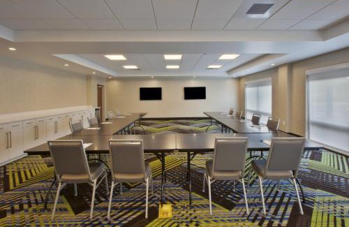 South Hill Hotel | Family-Friendly Holiday Inn Express South Hill with Pool Access
