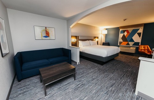 Urbandale Hotel | Experience Comfort at Holiday Inn Express & Suites Urbandale