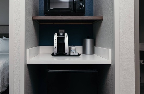 Urbandale Hotel | Experience Comfort at Holiday Inn Express & Suites Urbandale