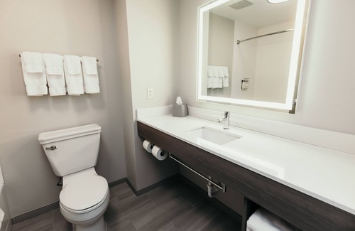 Urbandale Hotel | Experience Comfort at Holiday Inn Express & Suites Urbandale