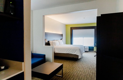 Andalusia Hotel | Discover Holiday Inn Express Andalusia: Family-Friendly Stay
