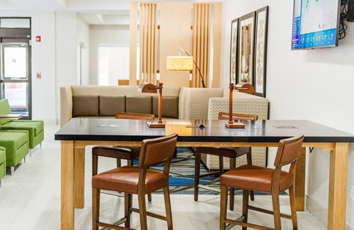 Andalusia Hotel | Discover Holiday Inn Express Andalusia: Family-Friendly Stay