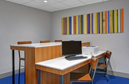 Atmore Hotel | Guest Rated: Holiday Inn Express Atmore with Pool & Breakfast