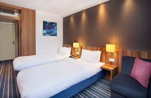 Innenstadt Hotel | Comfortable Stay at Holiday Inn Express Augsburg with Breakfast