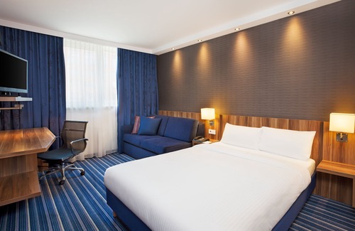 Innenstadt Hotel | Comfortable Stay at Holiday Inn Express Augsburg with Breakfast