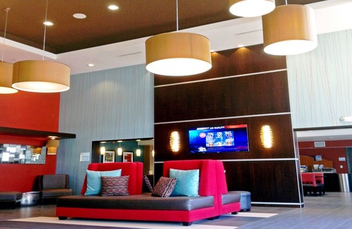 Pumpkin Center Hotel | Discover Holiday Inn Express Bakersfield: Family-Friendly Stay
