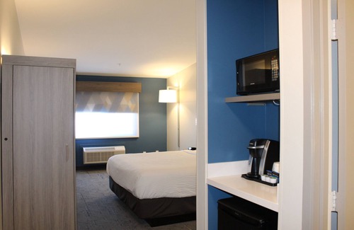 Pumpkin Center Hotel | Discover Holiday Inn Express Bakersfield: Family-Friendly Stay