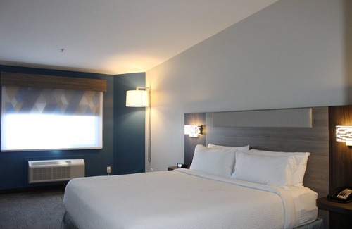 Pumpkin Center Hotel | Discover Holiday Inn Express Bakersfield: Family-Friendly Stay