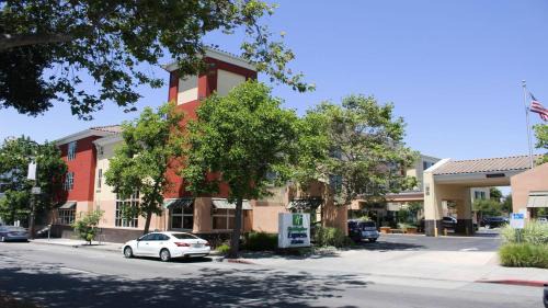 Northwest Berkeley Hotel | Discover Holiday Inn Express Berkeley: Family-Friendly Stays