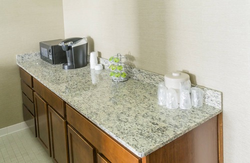 Big Rapids Hotel | Explore Holiday Inn Express Big Rapids with Pool & Spa