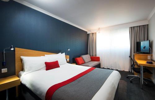 Oldbury Hotel | Comfort and Convenience at Holiday Inn Express Oldbury