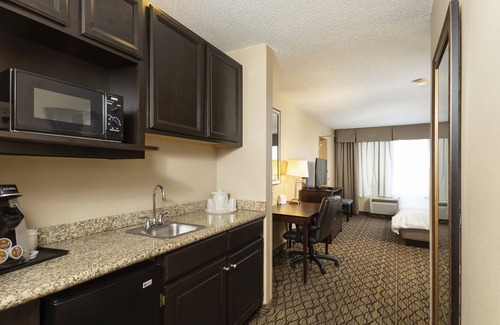 Bloomington Hotel | Relaxing Retreat at Holiday Inn Express Bloomington West