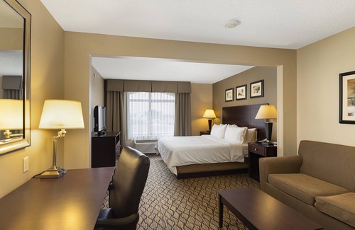 Bloomington Hotel | Relaxing Retreat at Holiday Inn Express Bloomington West