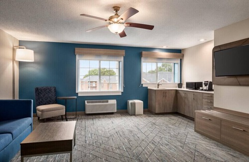 Bowling Green Hotel | Explore Holiday Inn Express Bowling Green with Pool & Dining