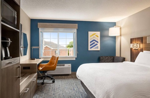 Bowling Green Hotel | Explore Holiday Inn Express Bowling Green with Pool & Dining