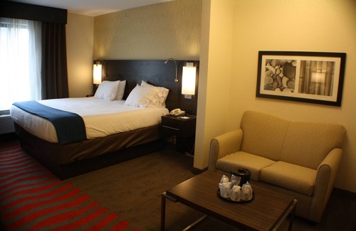 Derrick City Hotel | Relax at Holiday Inn Express Bradford with Pool and Dining