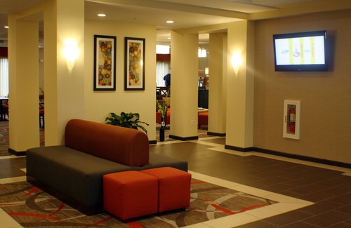 Derrick City Hotel | Relax at Holiday Inn Express Bradford with Pool and Dining