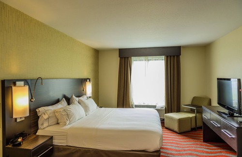 Derrick City Hotel | Relax at Holiday Inn Express Bradford with Pool and Dining