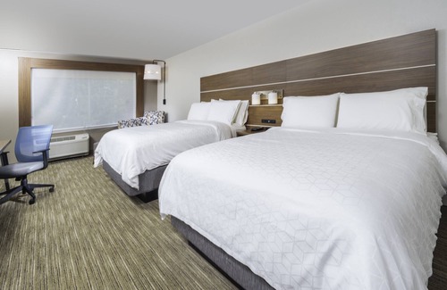Brevard Hotel | Discover Holiday Inn Express Brevard with Pool & Spa