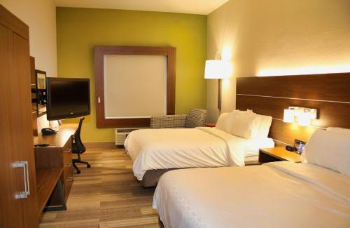 Douglas Hotel | Relaxing Holiday Inn Express: Pool, Ocean View & Breakfast