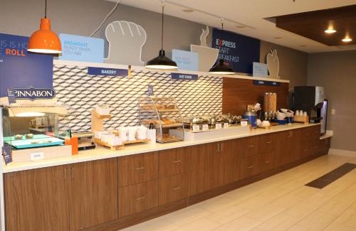 Douglas Hotel | Relaxing Holiday Inn Express: Pool, Ocean View & Breakfast