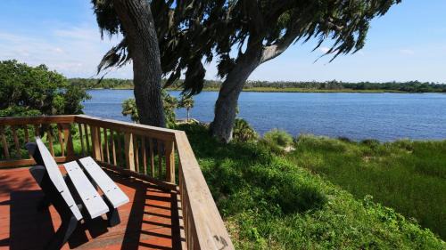 Crystal River Hotel | Cozy Retreat at Holiday Inn Express Crystal River, IHG Hotel