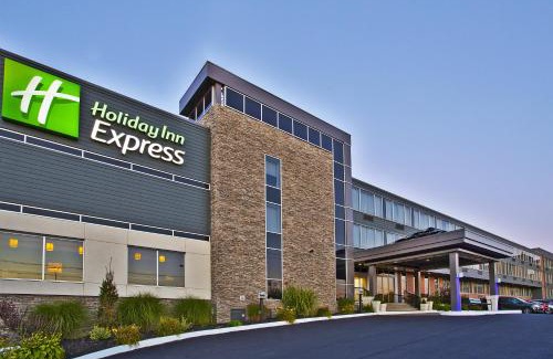 Algoma District Hotel | Comfortable Holiday Inn Express with Pool & Ocean Views