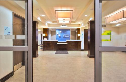 Algoma District Hotel | Comfortable Holiday Inn Express with Pool & Ocean Views