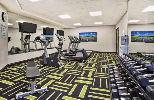 Algoma District Hotel | Comfortable Holiday Inn Express with Pool & Ocean Views