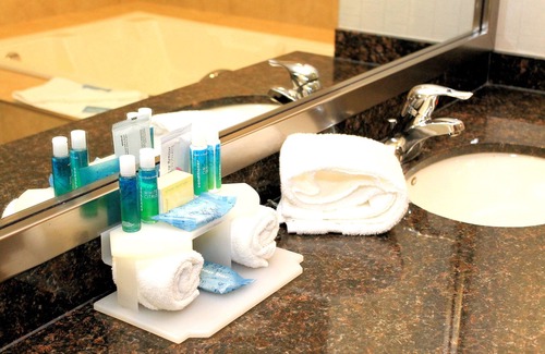 Sherwood Park Hotel | Comfortable Stay at Holiday Inn Express & Suites Sherwood Park