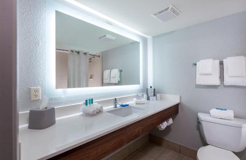 Caloosahatchee Hotel | Discover Holiday Inn Express Cape Coral-Fort Myers Area