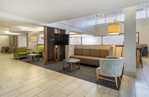 Caloosahatchee Hotel | Top-Rated Holiday Inn Express Cape Coral with Pool & Spa