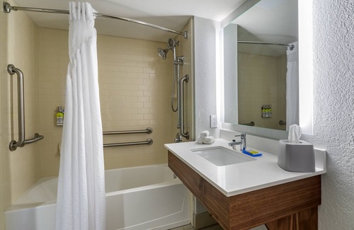 Caloosahatchee Hotel | Top-Rated Holiday Inn Express Cape Coral with Pool & Spa