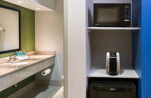 Cedar Rapids Hotel | Comfortable Stay at Holiday Inn Express Cedar Rapids