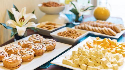 Charleston Hotel | Welcoming Holiday Inn Express Charleston-Civic Center Hotel